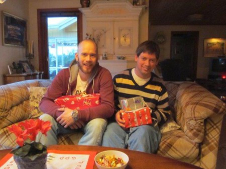 Här är min bäste kompis Björn. Vi byter julklappar med varandra.