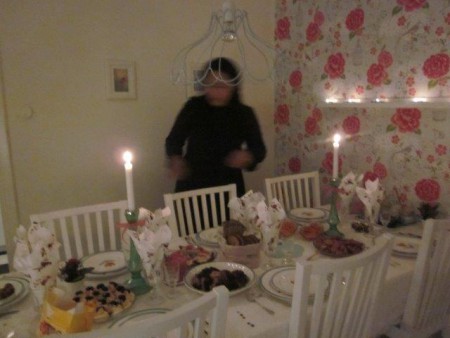 Mums! Nu ska vi äta av den goda julmaten. Sedan kommer tomten. Lisa och Felix väntar på honom.