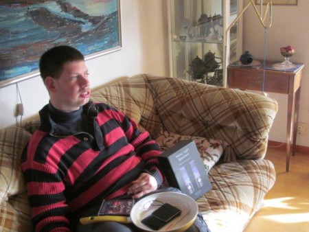 Hemma på Laxvägen blev jag  uppvakatad av mina vänner. Många ringde och jag kunde prata med dom på skypen. Vi åt god mat, och så fick jag en tårta också.