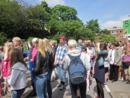 Rosenfredsfestivalen den 24 maj. Jag marscherade från biblioteket i Varberg genom staden. Det var flera orkestrar som spelade. Vi  i Svänggänget uppträdde också. Det varm och kul dag. Massor av folk var ute och tittade och applåderade.