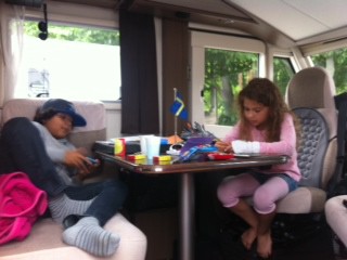 Felix och Lisa i vår husbil.