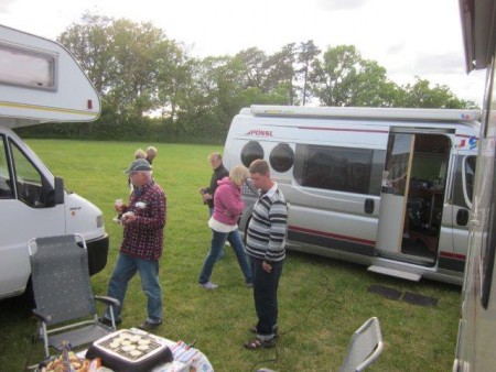 Det var tre husbilskompisar som träffades. Vi dukade långbord och åt gott. Här är det full aktivitet.