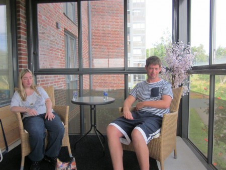 Amanda och jag blev intervjuade av en reporter från Hallands Nyheter. Det var en fotograf med också. Hon tog många bilder Den här gången talade vi om det kommande valet 2014.