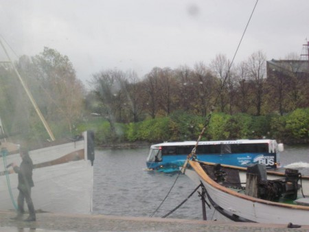 Kolla in bussen som går på land och i vattnet. Häftigt eller hur?